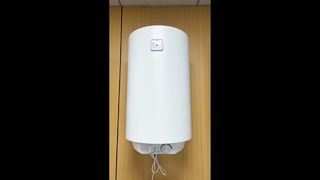 Elektrischer Warmwasserbereiter mit sofortiger Warmwasserspeicherung